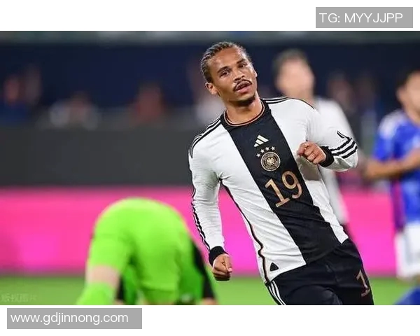 穿着球衣的足球明星究竟是谁引发了球迷们的热烈讨论与关注